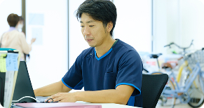 パソコンに向かうスタッフ