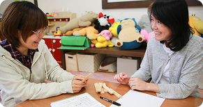 笑顔の二人が話しているシーン