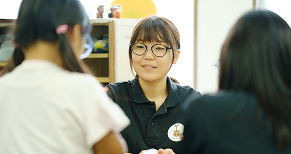 子供と保育士が遊んでいるシーン