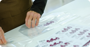 スタッフが作業しているシーン