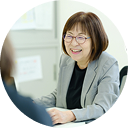 事業部長が会話しているシーン