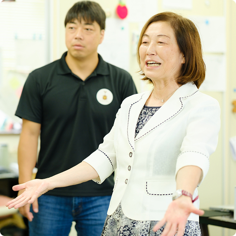 手を広げる鳥羽 美紀子専務