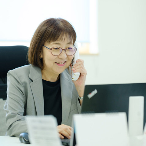 海野 恭代さんが電話をしているシーン