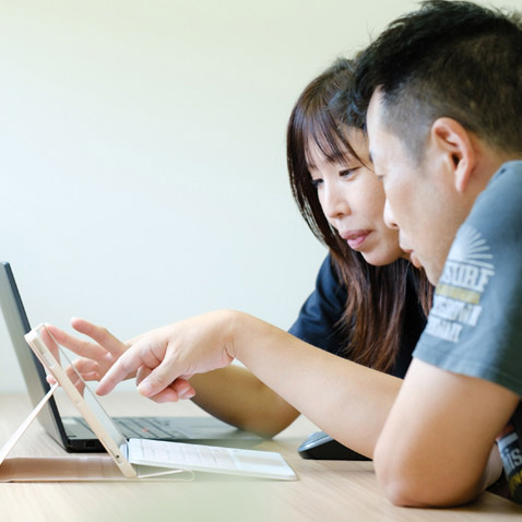 牧野 めぐみさんがパソコンを教えているシーン