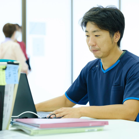 パソコンを操作する寺尾 俊一さん