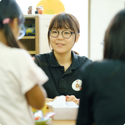 子供を見守る芹沢 菜月さん